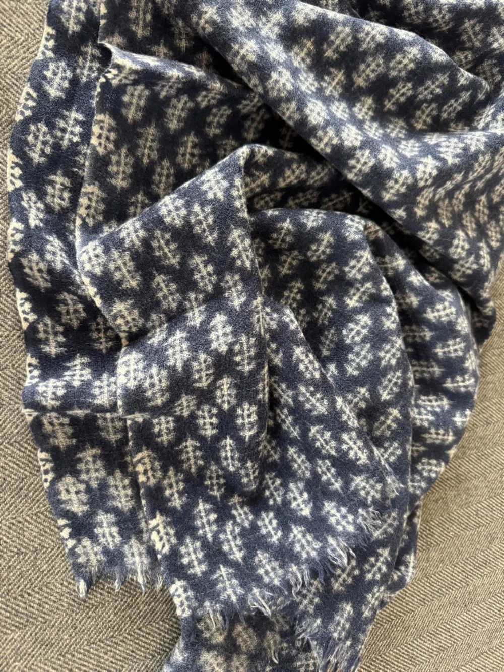 NWOT, NAVY/WHITE WOOL, BLOCKPRINT SCARF WITH FRINGED EDGES ON TWO SIDES
